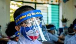 Thủ tướng: 'Vừa phải đội mũ bảo hộ vừa đeo khẩu trang thì sao học được'