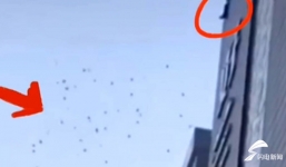 Cuộc sống bế tắc, người đàn ông rải 'cơn mưa tiền' xuống phố để mua vui