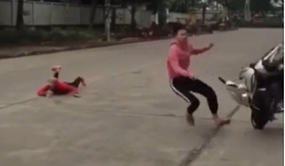 Bốc đầu xe máy, thanh niên áo hồng thích thể hiện nhận ngay cái kết bẽ mặt 