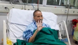 BN19 ba lần ngưng tim đã hồi phục ngoạn mục, vẫy tay chào các y bác sĩ