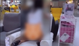 IKEA bức xúc vì clip 1 phụ nữ có ‘hành vi nhạy cảm’ ngay tại cửa hàng ở TQ