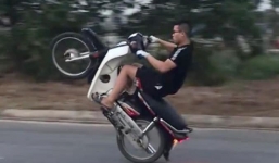 Khoe 'chiến tích' bốc đầu xe trên mạng, 'tổ lái' nhận ngay 4,2 triệu tiền phạt