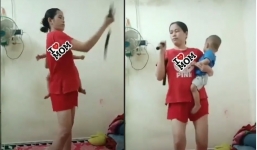 Mẹ trẻ vừa bế con vừa múa côn nhị khúc điêu luyện như Lý Tiểu Long