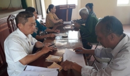 Thủ tướng: Không được ép dân ký đơn từ chối nhận tiền hỗ trợ