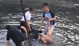 'Ngáo đá', nam thanh niên cởi trần bơi dưới sông Kim Ngưu