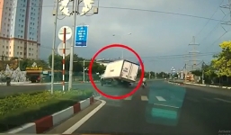 Tài xế xe tải bẻ lái 'thần sầu', cứu 2 thanh niên vượt đèn đỏ