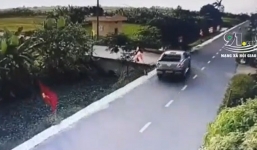 Đạp xe sang đường, bé trai bị xe bán tải tông thẳng xuống mương