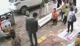 Chàng trai bị bạn gái tát 52 phát vì không tặng điện thoại dịp lễ tình nhân