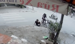 Pha bẻ lái 'cồng kềnh' của 2 thiếu nữ đẩy tài xế xe máy vào thế khó