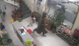 Vờ hỏi mua hàng, nam 'ninja' lao vào hành hung nữ chủ tiệm nail ở Hà Nội