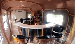 Bên trong toa tàu hỏa đẳng cấp 5 sao có quầy bar, ghế massage