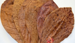 Thứ lá vứt đi đầy đường bỗng được rao bán rầm rộ với giá 1.000 đồng/lá