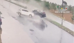 Drift nát dải phân cách, xe bán tải bị ô tô 7 tông như phim hành động