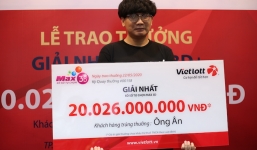 Nam sinh lộ mặt lên nhận giải xổ số Vietlott hơn 20 tỷ đồng