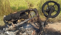 Nghi mẹ đi tìm gặp 'phi công trẻ', con đốt xe máy lạ để trút giận