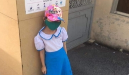 Nữ sinh lớp 1 đứng ngoài cổng trường giữa trưa nắng: Nguyện vọng của người mẹ