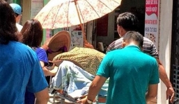 Vụ cây phượng bật gốc đè nhiều học sinh: Mẹ nằm băng ca về nhìn mặt con lần cuối