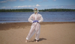 Cái kết đẹp cho nữ y tá mặc độc nội y dưới đồ bảo hộ chống Covid-19