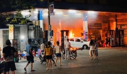 Hà Nội: Tài xế lùi xe trúng cột bơm xăng, 'xế hộp' bốc cháy dữ dội