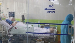 Nam phi công mắc Covid-19 đã tỉnh, cử động được những đầu ngón tay