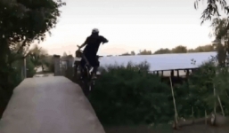 Cố lái xe máy qua cầu hẹp, 'ma men' có cú hạ cánh khiến tất cả rùng mình