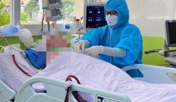 Phi công mắc Covid-19 có thể xoay đầu, rơi nước mắt khi bác sĩ hỏi thăm