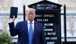 Dùng hơi cay giải tán biểu tình để đi nhà thờ, TT Trump bị đệ đơn kiện 