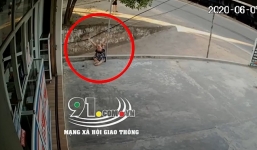 Bé gái chơi trước nhà bị điện giật, 2 người lớn gần đó vẫn không nhận ra nguy hiểm