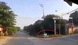 Nữ 'ninja' hồn nhiên lao ra đường khiến tài xế container được phen tổn thọ 