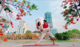 Cặp đôi trình diễn yoga điêu luyện dưới tán hoa phượng vĩ làm say lòng người