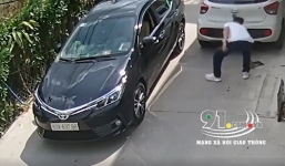 Bực mình vì ô tô đỗ chiếm lòng đường, tài xế có hành vi đáng lên án