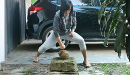 Nữ võ sĩ xinh đẹp gây sốt khi đấm vỡ quả sầu riêng, lấy tay phá đá