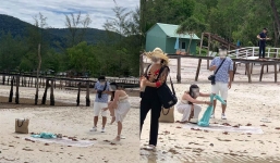 Bắt sao biển vô tội vạ để thỏa mãn 'sống ảo', cặp đôi trẻ gây phẫn nộ