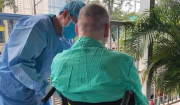 Nam phi công mắc Covid-19 đã ngồi được trên xe lăn để đi phơi nắng