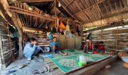 Nhận tiền hỗ trợ Covid-19, hộ nghèo phải nộp lại cho thôn 450 ngàn 'tiền nước'