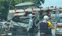 Xe tải đâm sập rào chắn độ cao cầu vượt Thái Hà, giao thông giữa trưa nắng ùn tắc