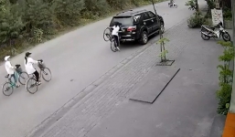 Cắm mặt đạp xe, nữ sinh đầm sầm vào ô tô khiến bạn cảnh báo không kịp