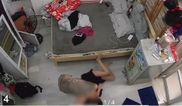 Gã đàn ông xăm trổ đánh bạn gái say rượu suốt 2 giờ liền khiến CDM sôi máu