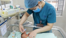 Tình hình mới nhất của bé trai bị bỏ rơi ở hố ga giữa trời nắng 40 độ