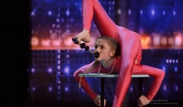 Màn uốn dẻo ngoạn mục của cô bé 13 tuổi khiến cả trường quay kinh ngạc