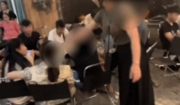 Nghi bị bạn cướp chồng, cô vợ có hành động khiến cả quán cà phê ngỡ ngàng