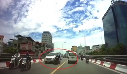 Đâm trực diện ô tô sau màn lạng lách trên cầu vượt, 2 'quái xế' đầu trần nằm bất động