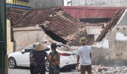 Đỗ 'xế hộp' cạnh ngôi nhà xuống cấp, chủ xe gặp ngay tai bay vạ gió