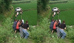 Màn hò nhau giải cứu 'xế hộp' sa lầy ở dưới ruộng khiến dân tình ngán ngẩm