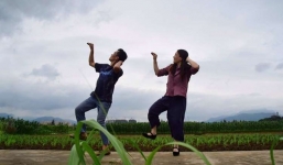 Điệu nhảy đánh bại trầm cảm của vợ chồng nông dân nổi như cồn trên MXH