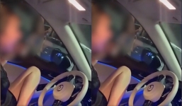 Lái ô tô bằng chân, mẹ trẻ cười như 'ngáo đá' khi được bạn quay clip