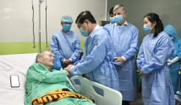 Phi công mắc Covid-19 phục hồi kỳ diệu, có hy vọng trở lại buồng lái