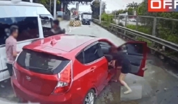 Chèn ép xe con ở trạm thu phí, tài xế cà khịa bị cô gái rút guốc đuổi đánh