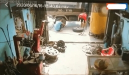 Ô tô tải đang thay lốp thì gặp 'biến', 2 thợ sửa xe thoát chết trong gang tấc