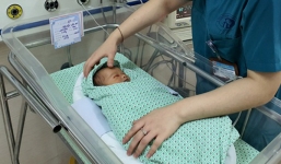 Bé trai bị bỏ rơi ở hố ga thở máy trở lại, tiên lượng vẫn còn nặng